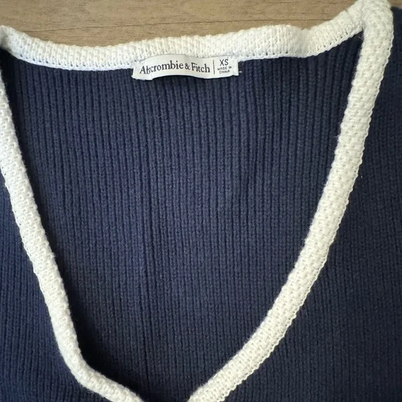 Abercrombie & Fitch Mara Button-up Sweater Vest - Picture 3 of 4